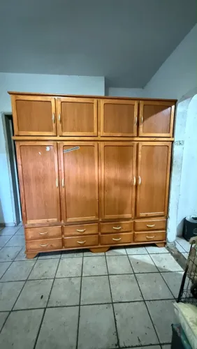 Guarda-roupa de Madeira