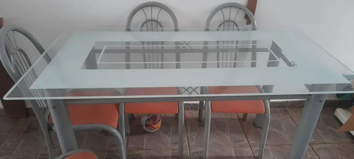 Mesa de vidro com 6 cadeiras