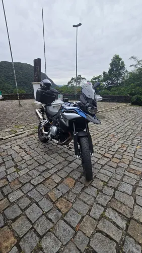 BMW F850 GS Trophy 2023/2024 - Equipada com trio de Baús Originais BMW Vario