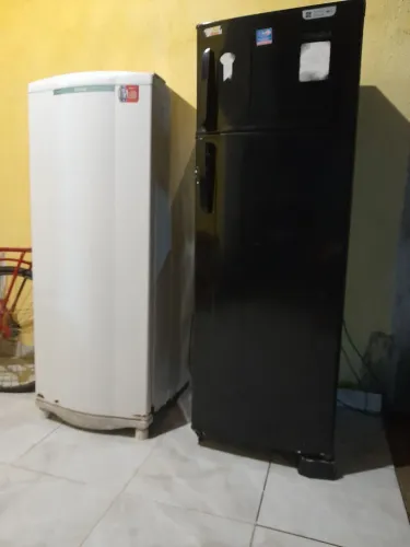 Vende-se duas geladeira