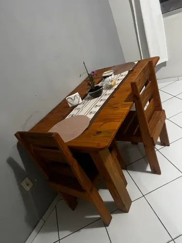 Vendo mesa de madeira acabamento rústico