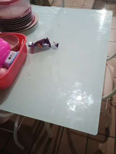 Vendo mesa de vidro sem cadeiras ótimo estadosemi nova
