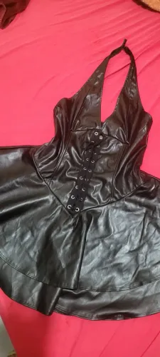 vestido de courino preto e jaqueta preta