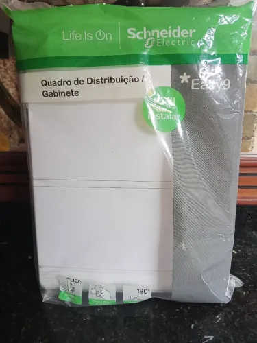 Um quadro para capacidade de 24 disjuntores