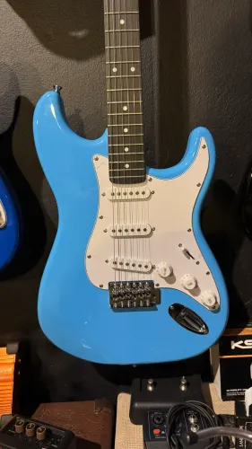 Guitarra Azul claro Stratocaster Poseidon GT172 Marquês regulada