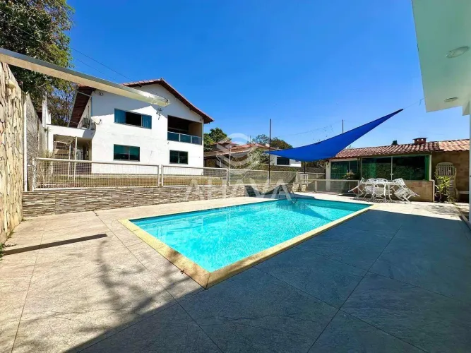 Casa de Alto Padrão com 7 Quartos sendo 7 suítes em Lote de 1.000m²- Braúnas