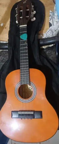 Vendo cavaquinho semi-novo tocado apenas 2 vezes, vai com capa e com mais 1 jogo de corda