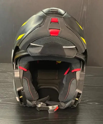 Capacete articulado Nolan Lumière na cor preto fosco com detalhes em amarelo