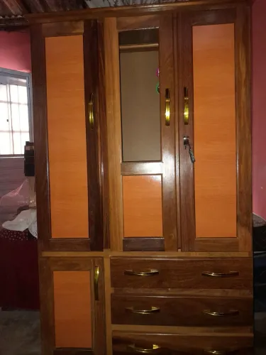 Vendo um guarda-roupa boas condições troca o vidro quebrado