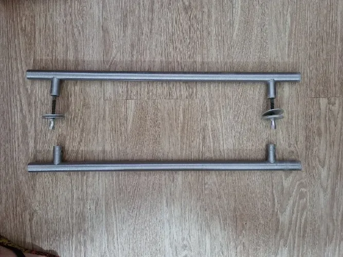 Kit Puxadores Inox alumínio escovado duplo e o outro de alumínio quadrado.