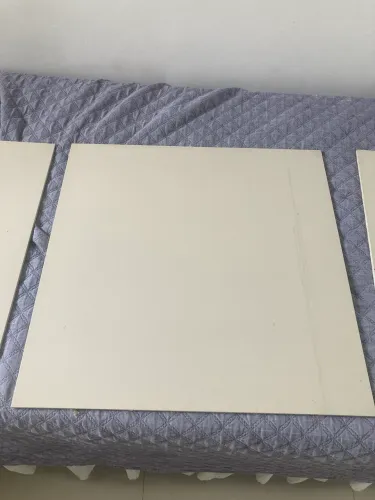 Porcelanato 60x60 beje, 3 placas brilhosas.