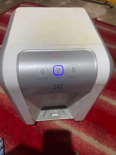 Refresque seus dias com este purificador de água gelada e natural.