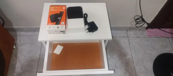 Um criado mudo de cabeceira de cama MDF com todonhas