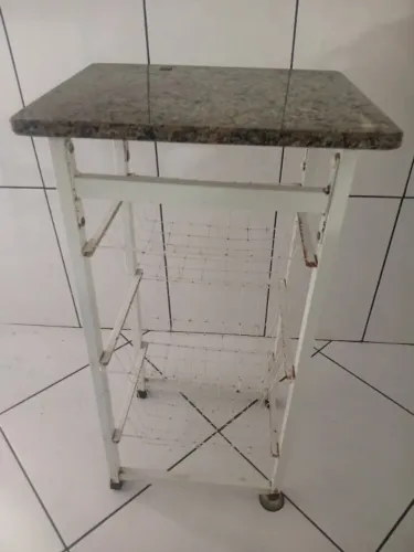 Fruteira com 3 cestos e tampão de mármore 