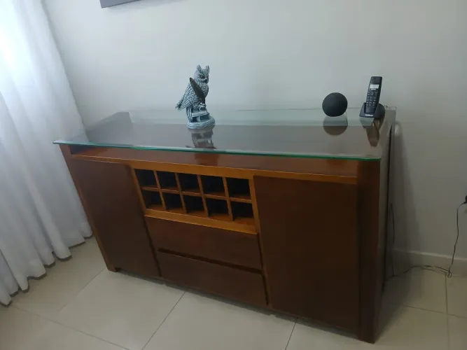 Vendo lindo aparador de sala de jantar em madeira imbuía mel.