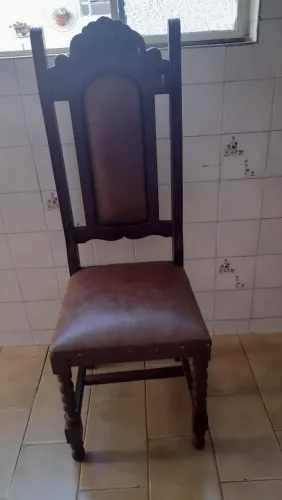 Cadeira de sucupira entalhada
