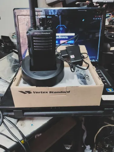 Rádio Vertex VHF na caixa com bateria e carregador de lítio 