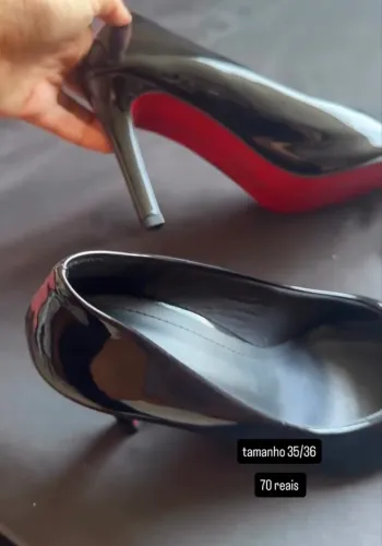 scarpin preto com vermelho