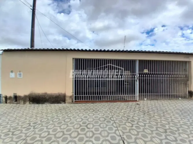 Casa com 2 Quartos e Edícula para locação no Jardim dos Estados