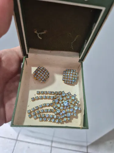 Conjunto antigo brincos de pressão e broche banhado a ouro