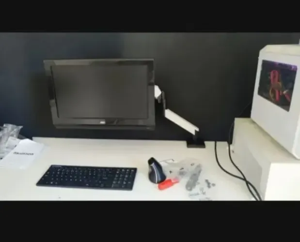 Suporte articulado para monitor branco