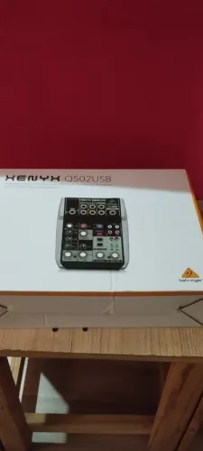 Console Behringer Q502USB Xenyx de mistura