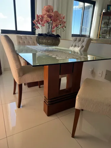Mesa e cadeiras de jantar