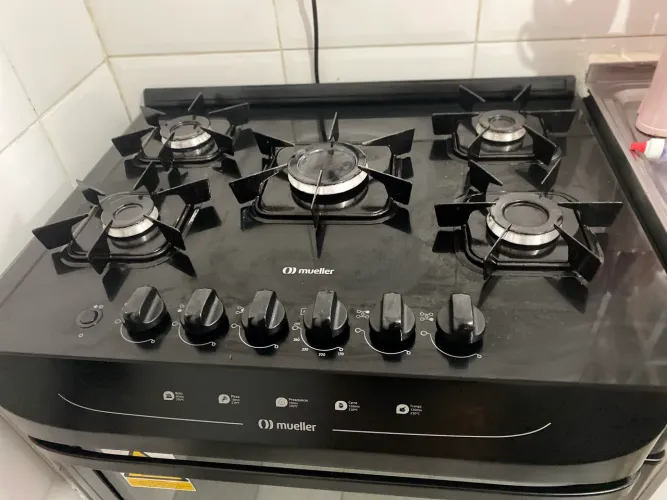 Fogão Mueller 5 bocas Preto com Mesa de Vidro e grades de ferro fundido MFV5BF