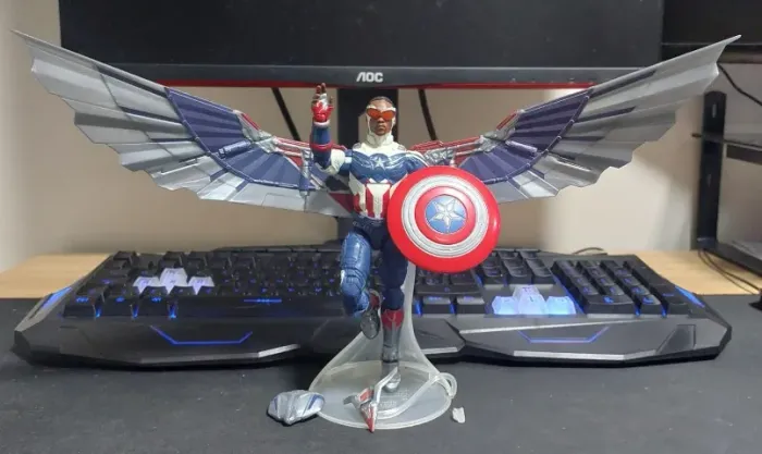 Capitão América Sam Wilson Falcão Marvel Legends com Asas BAF