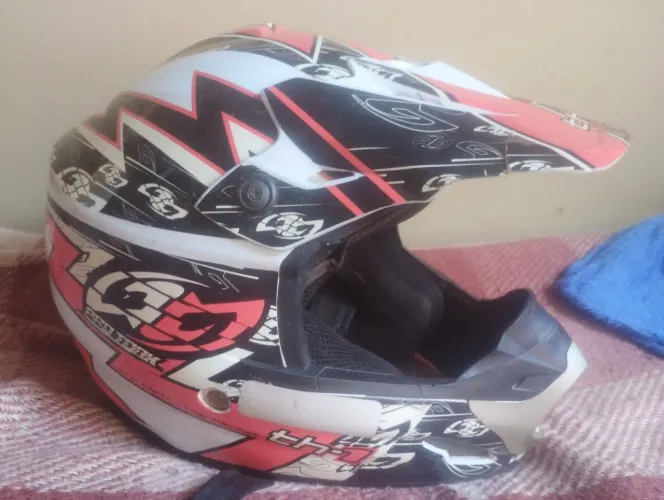 Vendo capacete off-road valor r$ 40 tem detalhes