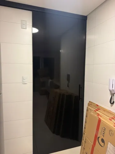 Porta de Vidro temperado com trilho e perfil com alumínio preto 