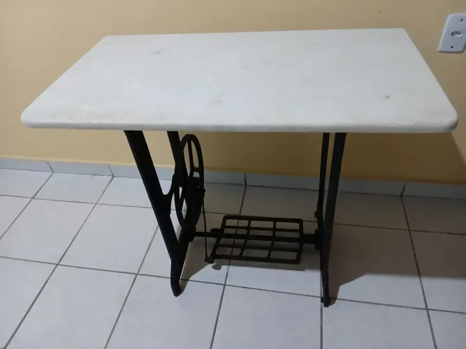 Aparador com base de mármore e pé de ferro