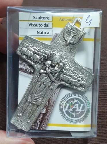 Crucifixo do Papa Francisco loja Vaticano