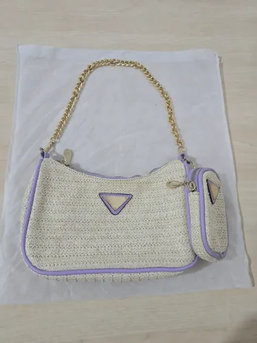 ?Bolsa Baguette em Palha Trançada com Detalhes Lilás e Alça de Corrente - Impecável