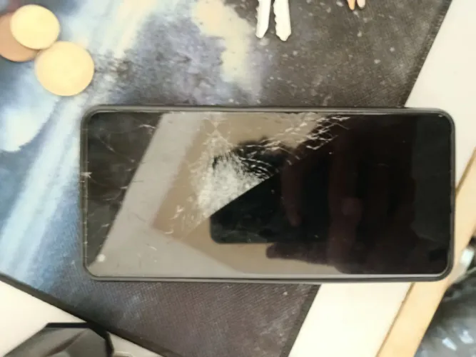 Celular com tela quebrada