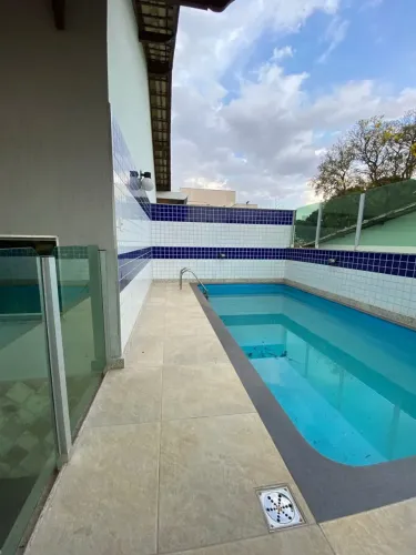 LINDA CASA C/PISCINA AQUECIDA, SAUNA, CHURRASQUEIRA E DUCHA, AQUECEDOR SOLAR, EM CONDOMÍNI