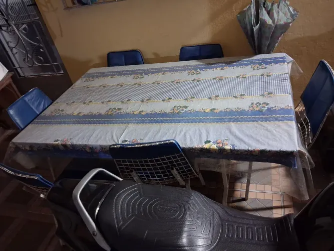 Vendo mesa com 6 cadeiras