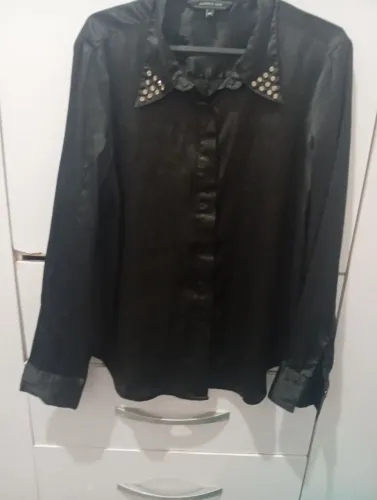 Camisa Feminina Cetim Preta Com Pedraria Na Gola - Tamanho P