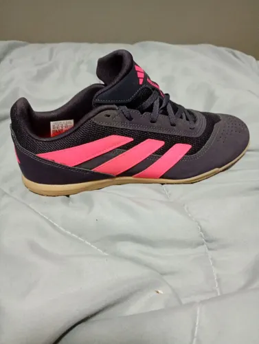 Chuteira da Adidas, tamanho 40 na cor preta e rosa