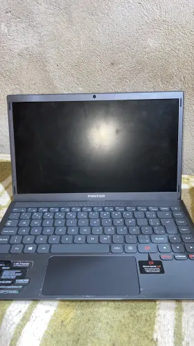 Notebook positivo com a tela danificada