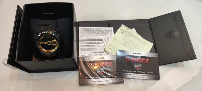 Relógio Casio G-Shock Digital - Preto com Detalhes Dourados