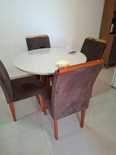 Mesa de Jantar em Madeira Maciça com 4 Cadeiras - Excelente Estado