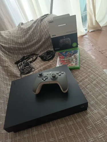 XBOX ONE X sem muitas marcas de uso