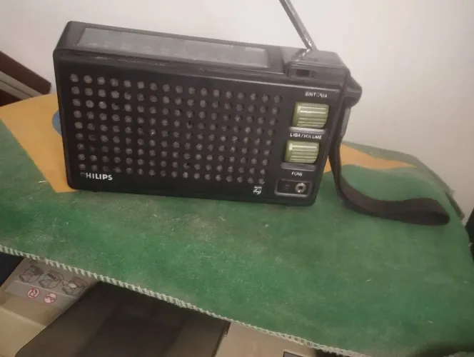 Rádio antigo Philips modelo RL150, funcionando.