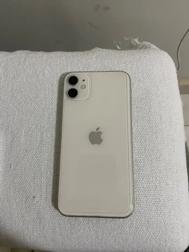 Vendo IPhone 11 mais 3 capinhas e carregador