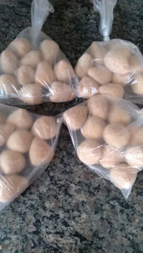 Cento de salgadinhos congelados