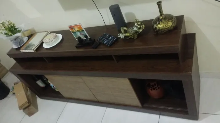 Mesa de vidro com cadeira de madeira + Rack com rodinhas.