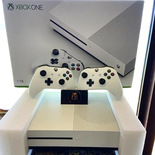 Xbox One s 1tb (2 controles ) vários jogos inclusos 