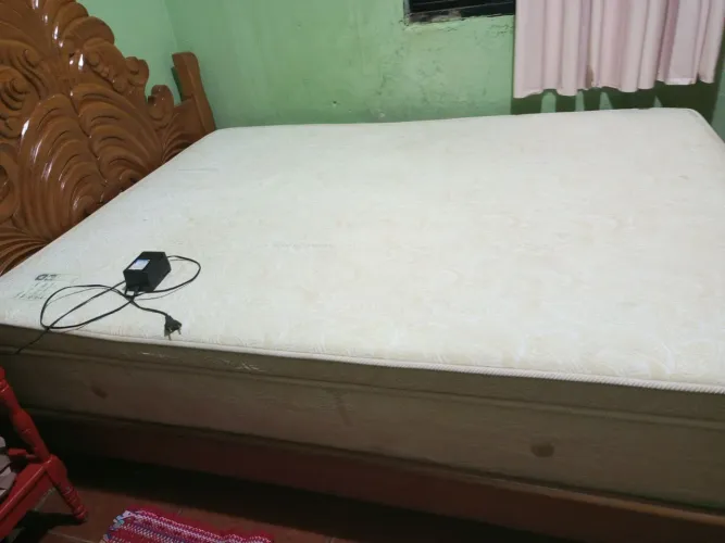 Cama de madeira com colchão magnético