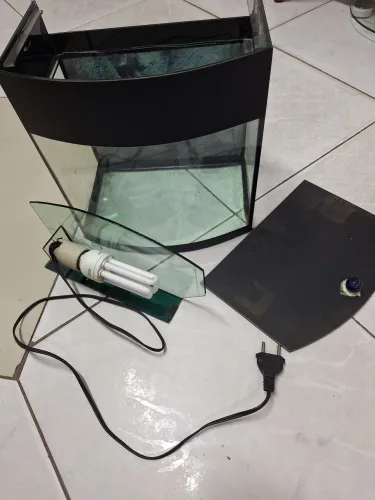 Aquario +/- 15 litros com tampa e luz